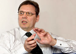 I och med globaliseringen har konkurrensen p arbetsmarknaden skrpts och frrats. Det r allt viktigare att vi upprtthller arbetarnas yrkesfrdigheter om vi ska klara oss i den konkurrensen, sger Lauri Lyly. Foto: TUULIKKI HOLOPAINEN