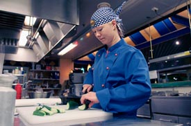 Chico’s heter en av fem krogar i Restaurangvärlden i Jumbovaruhuset. Här arbetar förtroendeman Virpi Savolainen som både kock och servitris. Foto: PATRIK LINDSTRÖM