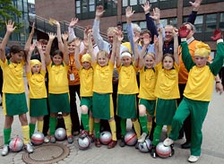 Glada miner i alla lger. Fackbossarna visade sig vara chanslsa mot Vildkattorna bde i straffspark och dribbling. Foto: TUULIKKI HOLOPAINEN