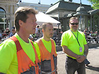 P det bygge dr Jarmo Hkkinen, Tero Siivikko och Veli-Matti Menna jobbar har Skanskas "byggtrning" inte nnu startat. P Esplanaden fick de ett smakprov d kampanjen "Belasta rtt" drog igng. Foto: INGEGERD EKSTRAND