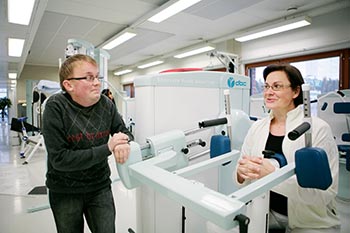 OMT-klinikens anläggningar är bekanta för Simo Kilpeläinen, som har hand om fysioterapiföretagets ekonomi. Invid honom fysioterapeut Elina Lamminmäki. Foto: WILMA HURSKAINEN