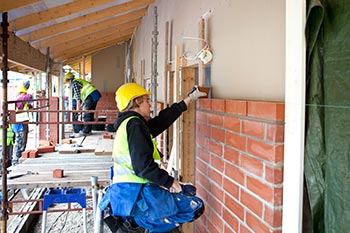 P Kurscentralen Salpaus fr eleverna bygga hus p riktigt. Foto. JAANA AHJOKANGAS