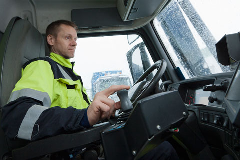 Efter ett arbetsolycksfall kunde Harri Halonen inte återgå till sitt gamla jobb. Räddningen blev joysticken. Frontlastaren klarar han galant. Foto: Patrik Lindström